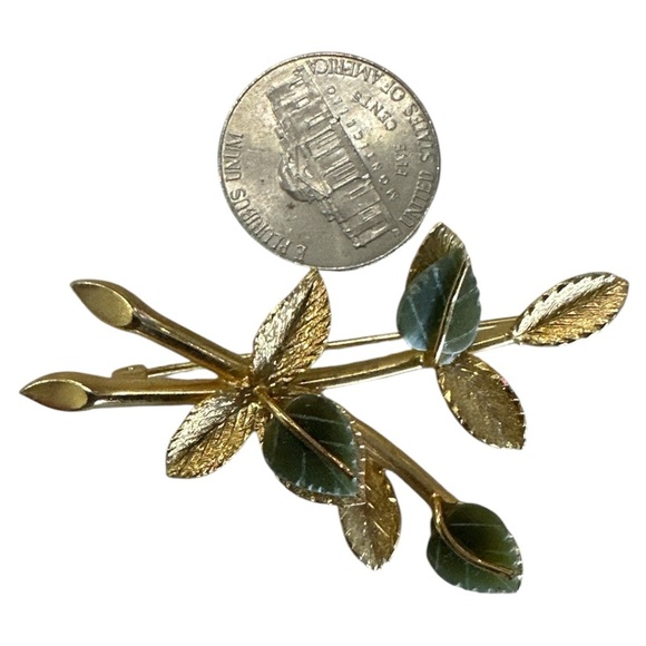 Vintage Gold Tone & Jade Leaf Brooch Shoulder Pin - Picture 2 of 3